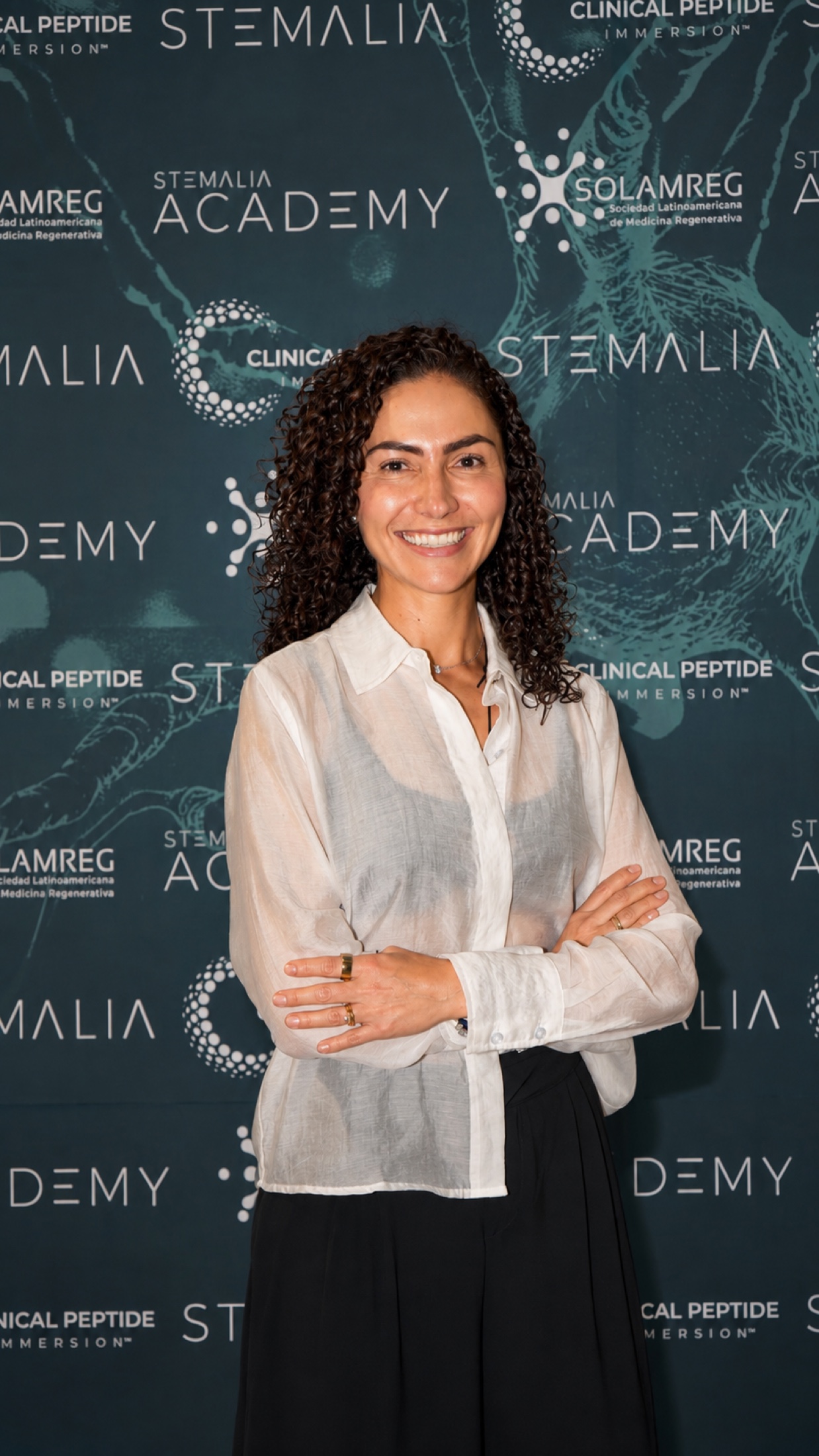 Profesional preparada para una experiencia de Stemalia Academy